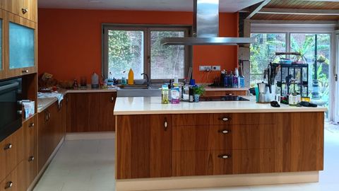 Interior de la cocina, espaciosa y con mucha luz, con el r�o al fondo