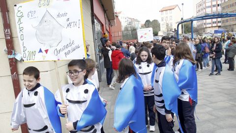 Desfile de comparsas del colegio Bel�n por el Carnaval