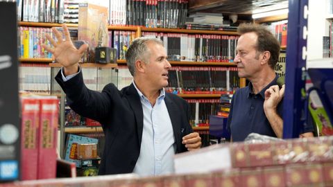 Rafa Dom�nguez, vicepresidente de la Diputaci�n de Pontevedra, y el escritor Marcos Giralt