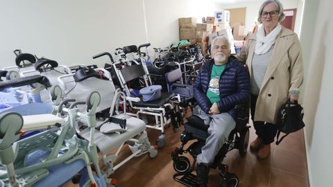 Adolfo Castro y su mujer, Bel�n, en el Banco Solidario que Agaela gestiona desde Culleredo