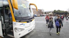Escolares bajando del autob�s en un d�a de clase