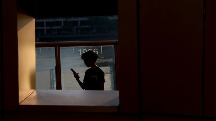 Un ni�o mirando su tel�fono m�vil, en una imagen de archivo