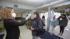 Toma de temperatura en el IES Agra de Lebor�s en A Laracha
