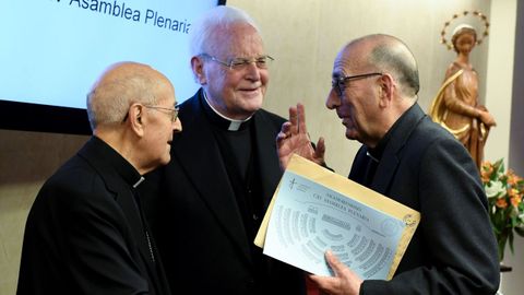 El cardenal Juan Jos� Olmella (derecha), junto al presidente de la Conferencia Episcopal, Ricardo Bl�zquez (centro)
