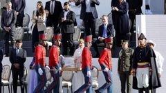 Cadetes ingresan la espada de Bol�var en una urna en la ceremonia de investidura de Gustavo Petro, con Felipe VI sentado