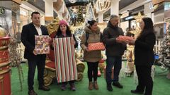 Un momento de la entrega simb�lica de los regalos que se har�n llegar a los ni�os de las familias con las que trabaja la entidad
