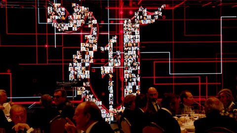 En el acto se proyectó una V compuesta con imágenes de trabajadores de La Voz de Galicia