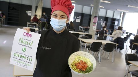 Eva Freire, con el cartel que anuncia el nuevo servicio de comida para llevar y un plato de poke
