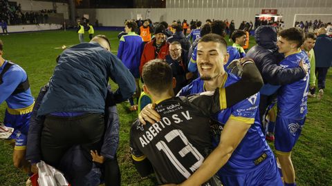 Abrazos y celebraciones entre los jugadores del Ourense CF