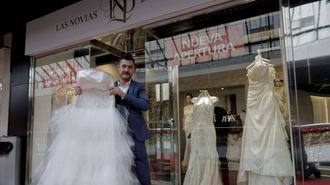 Brais Palmero en la tienda de novias que acaba de abrir en Cuatro Caminos