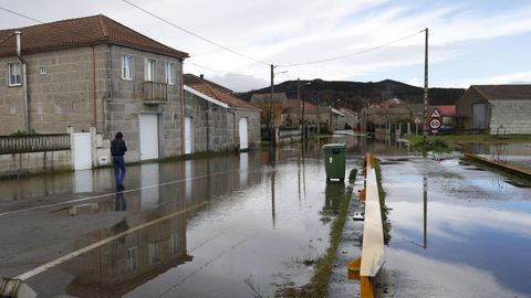 Una calle de Xinzo de Limia, inundada tras las fuertes lluvias, en una imagen del viernes pasado. 