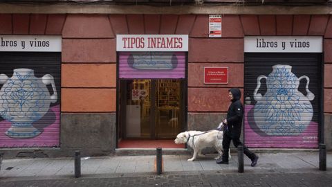 La librer�a Tipos Infames, especializada en narrativa independiente, ha anunciado que cerrar� las puertas de su local de Malasa�a a mediados de febrero v�ctimas de la  gentrificaci�n  tras 15 a�os en activo. 
