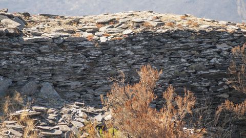 Un muro del castro de Vilamor tras los incendios del pasado verano. El asentamiento haba sido desbrozado en el 2018