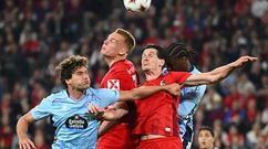 Marcos Alonso e Ilaix Moriba, en el partido de ida entre Celta y Friburgo.
