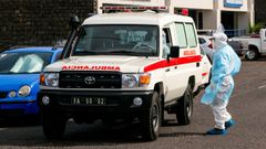 Una persona con ropa de protecci�n junto a una ambulancia durante una operaci�n de evacuaci�n de varios pacientes de hantavirus, tras un brote en el crucero MV Hondius, en Praia, Cabo Verde.