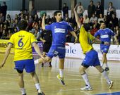 Chapela (con el bal�n) se perder� el duelo por lesi�n. 