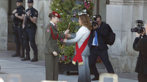 Leonor recibe el bastón de mando de la ciudad de Zaragoza de mano de la alcaldesa, Natalia Chueca