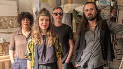 Su Garrido Pombo en primer plano, y su grupo para su nuevo proyecto musical  Traspielas . Son Macarena Montesinos (cello), Iago Ramilo (saxo), Marco Maril (electr�nica) y Fran Rodriguez Casal (visuales).