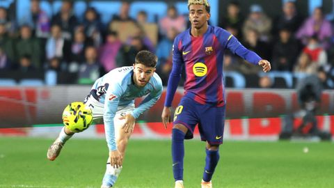 Sergio Carreira y Lamine Yamal, en el Celta-Bacelona de la primera vuelta.