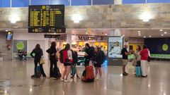 Pasajeros en la terminal de Alvedro este martes por la ma�ana