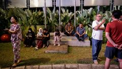 Habitantes de la zona afectada por el terremoto en Indonesia salen de sus casas por el miedo a que se produzca un tsunami tal y como han advertido las autoridades