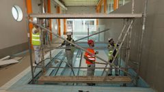 Obras en la zona de los vasos pequeos de la piscina municipal de Viveiro