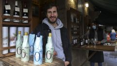 Pablo Lodeiros posa con los nuevos verm�s de la bodega familiar en la Praza de Abastos, un entorno que se ha convertido en los �ltimos a�os en epicentro de la sesi�n verm�. A Vi�oteca do Mercado es uno de los lugares de Santiago donde ya se puede probar la nueva variedad, as� como en el Solleiros, Bicoca, A Gamela, Pazo de Altamira, Bar Vi�o y A Trastenda de Xabi.