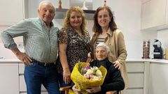 Aurora Rodríguez (con un ramo en la mano), junto a su hijo y nuera (de pie, a la izquierda), así como con la alcaldesa de Santa Comba (a la derecha).