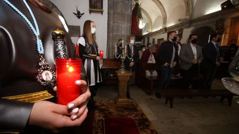 La Irmandade do Cristo da Misericordia sac en procesin las imgenes del Ecce Homo y las vrgenes de la Amargura y la Soledad tras la celebracin de la misa.