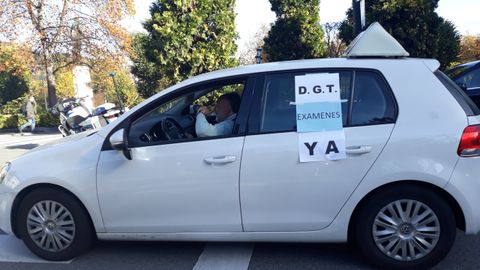 Coche de autoescuela durante la manifestación