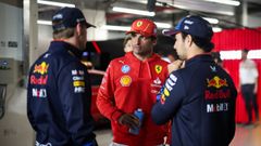 Carlos Sainz.Carlos Sainz conversa con los pilotos de Red Bull