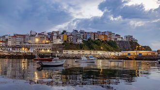 El puerto de Malpica, con la Atalaia al fondo, al amanecer