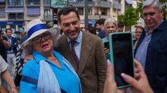 El candidato del PP de Andaluc�a y aspirante a la reelecci�n como presidente de la Junta, Juanma Moreno, visit� este domingo la Hermandad de la Virgen de Valme, en Dos Hermanas.