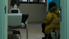 Una paciente recibe la comunicaci�n de que ha dado positivo en un centro especializado para pacientes con sintomatolog�a covid en el barrio de Gracia de Barcelona