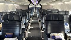 En el viaje desde Santiago, United Airlines utiliza el avi�n Boeing 737 MAX 8. Las primeras filas son para la clase Premium Plus, con un espacio generoso para los viajeros.