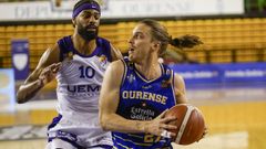 Augustas Peciukevicius, con el bal�n, en el partido del COB ante Valladolid.