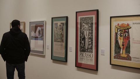 Exposicin de carteis de Picasso na Fundacin Seoane, en foto de arquivo.