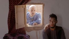 Eloy Dom�nguez Ser�n, cun dos protagonistas de �Hamada�, nun intre da rodaxe