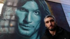 Chechu Salgado, frente al mural del Zarco, su personaje en �Las leyes de la frontera�