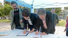 Ana Pont�n y Miguel Anxo Fern�ndez Lores firmaron en Pontevedra la iniciativa legislativa popular en defensa de la sanidad p�blica