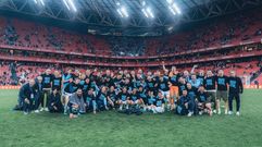 Jugadores y cuerpo t�cnico del Celta, celebrando la clasificaci�n para Europa ante la grada visitante.