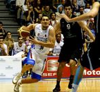 Feliu, con el bal�n en un partido con el Obradoiro.