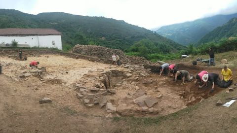 Vista general de la excavaci�n. En primer t�rmino, se puede apreciar la estructura de combusti�n del Bronce Final y, al fondo, la capilla de L.linares, de �poca moderna. En el perfil de la cata, se distinguen las tumbas de la necr�polis medieval