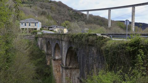 El viejo puente de Cruzul en primer t&eacute;rmino y al fondo el de la N-VI