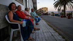 Corrubedo registra estos das temperaturas inusuales y hay quien no duda en sacar las sillas a la calle al atardecer para buscar un poco de respiro mientras se deleita con la puesta de sol. 