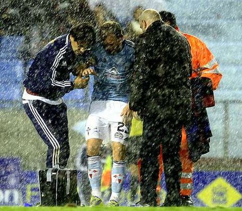 Krohn-Dehli tuvo que abandonar el campo bajo el diluvio el lunes en el descanso.