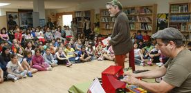 Manuel Rivas (de p�) e C�sar Freir�a engaiolaron aos pequenos na biblioteca co conto e a m�sica de �O raposo e a mestra�. 