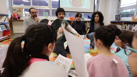 Los fisioterapeutas entregaron a los escolares del CEP Campolongo una hoja de auto-registro de pr�ctica de actividad f�sica y un folleto sobre alimentaci�n saludable