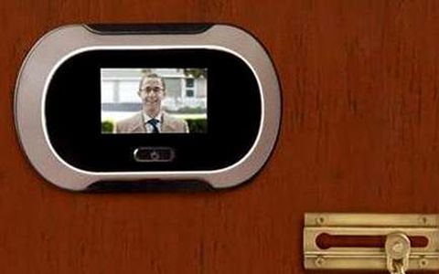 La mirilla de Brinno ocupa el mismo lugar que la tradicional