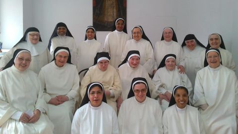 Las hermanas del convento de Viveiro posan sonrientes